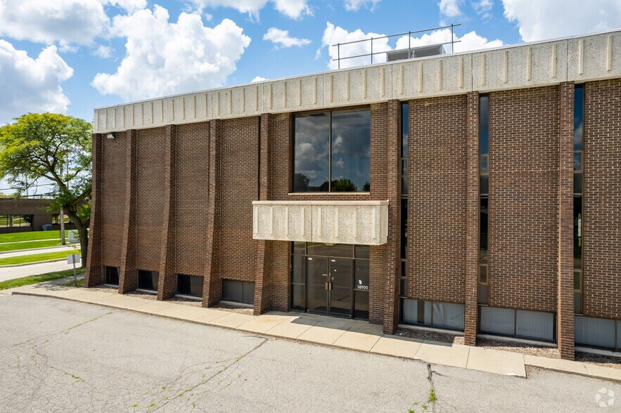 38900 Van Dyke Ave, Sterling Heights, MI à vendre - Photo de l’immeuble – Image 2 sur 7
