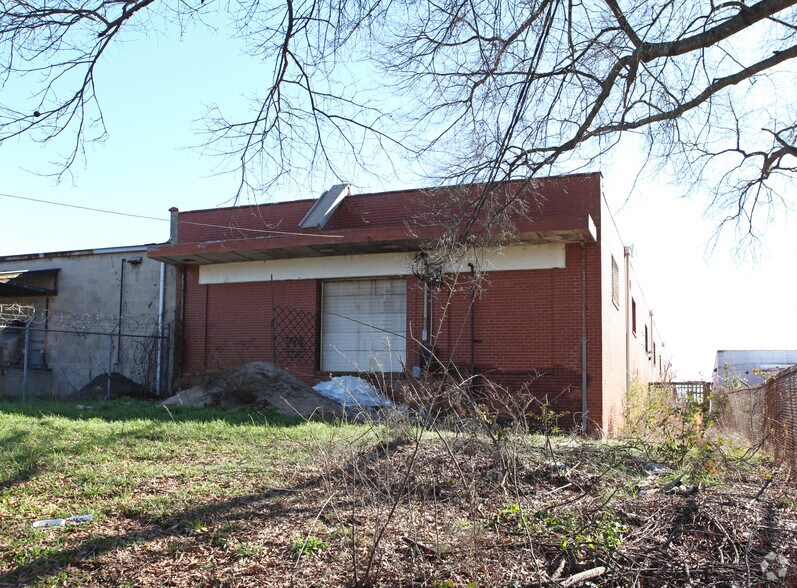 2517 Lucena Ave, Charlotte, NC à louer - Photo de l’immeuble – Image 2 sur 24