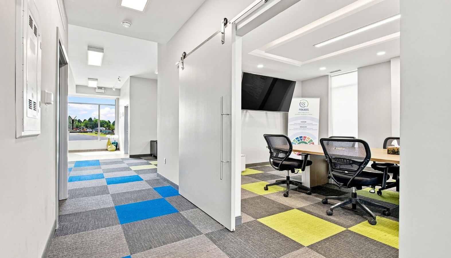 2500 St. Laurent Blvd, Ottawa, ON K1H 1B1 - Lot 101 - - Photo intérieure - Image 2 of 5