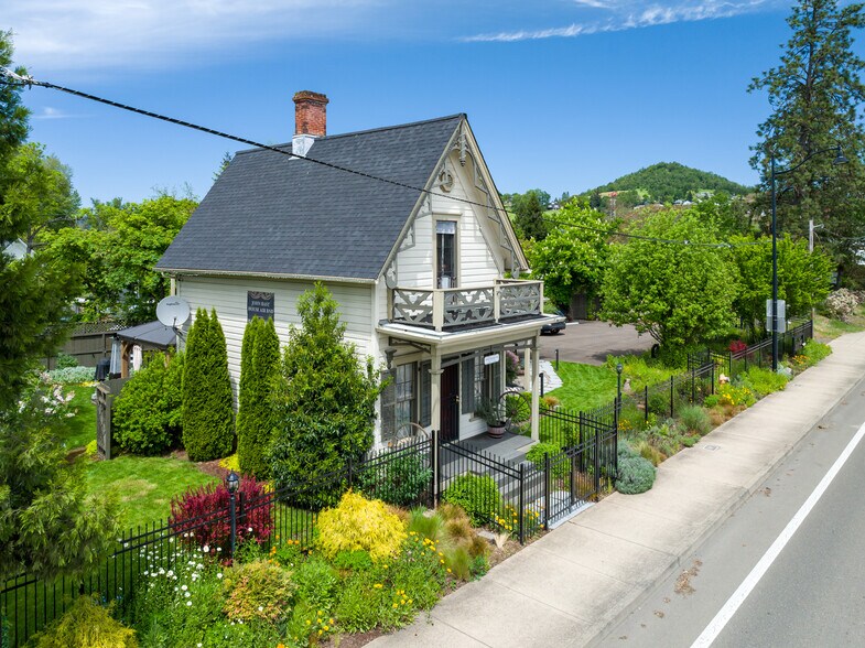 236 SE Stephens St, Roseburg, OR à vendre - Photo de l’immeuble – Image 2 sur 65