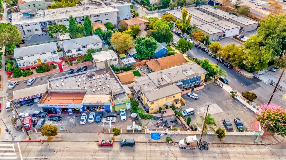 Silver Lake Retail & Multi-Family portefeuille de 2 biens à vendre sur LoopNet.fr - Photo de l’immeuble – Image 1 sur 18