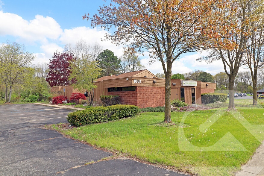 1881 N Pontiac Trl, Walled Lake, MI à vendre - Photo principale – Image 1 sur 1
