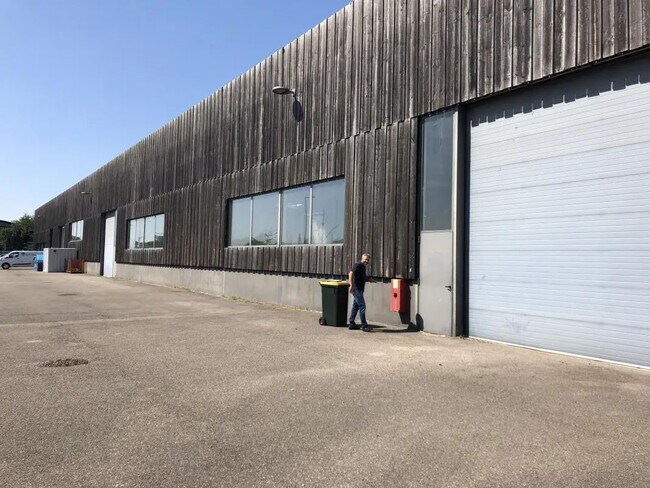 Plus de détails pour 7 Rue Michel Jacquet, Saint-Priest - Local d'activités à louer