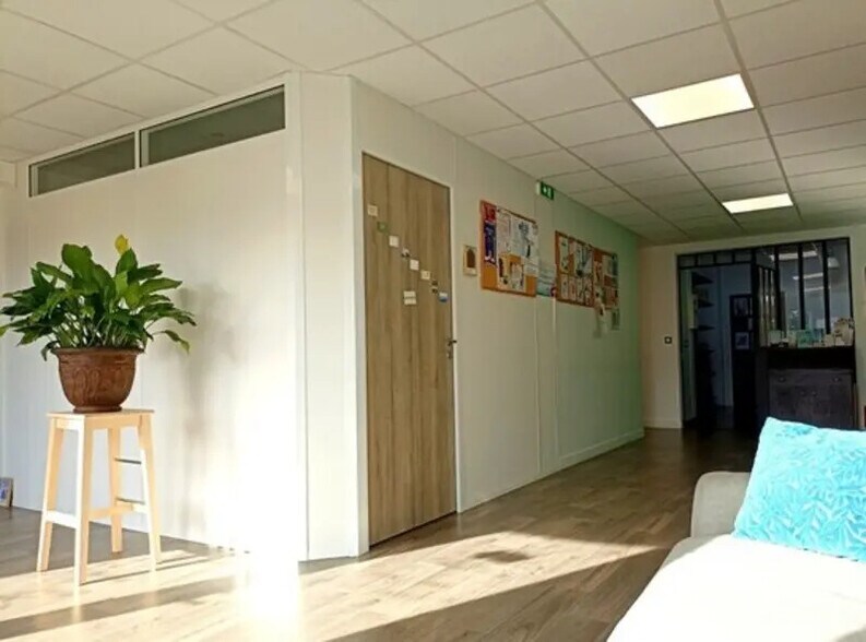 Bureau dans Égly à louer - Photo de l’immeuble – Image 3 sur 8
