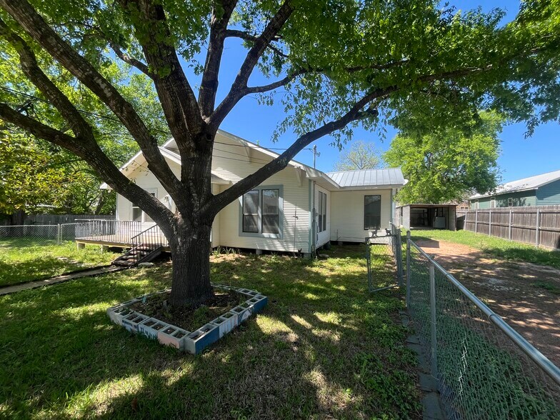 115 Hickman St, Liberty Hill, TX à louer - Photo de l’immeuble – Image 3 sur 37