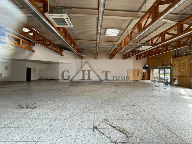 Local commercial dans Pontault-Combault à louer - Photo de l’immeuble – Image 1 sur 6