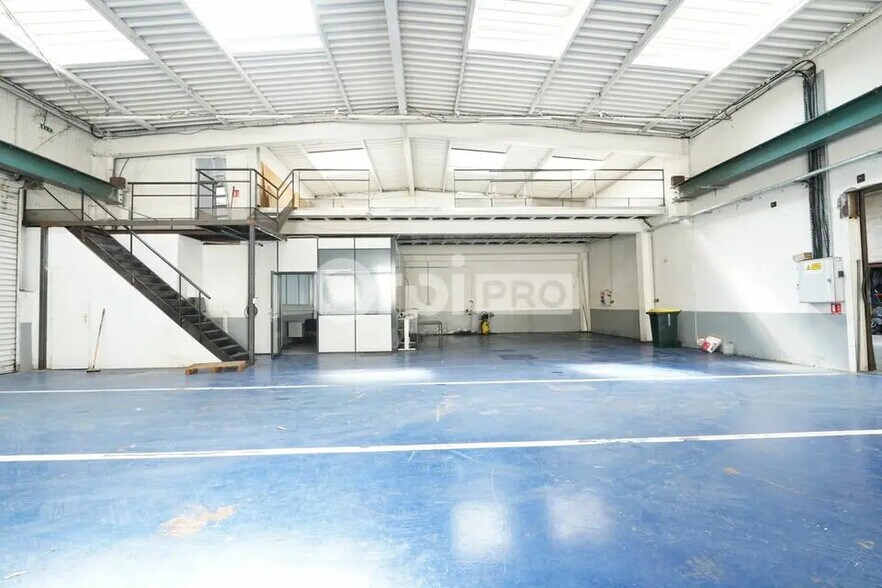 Local d'activités dans Saint-Priest à vendre - Photo de l’immeuble – Image 2 sur 8