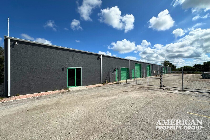 6805 33rd St E, Sarasota, FL à vendre - Photo de l’immeuble – Image 2 sur 11