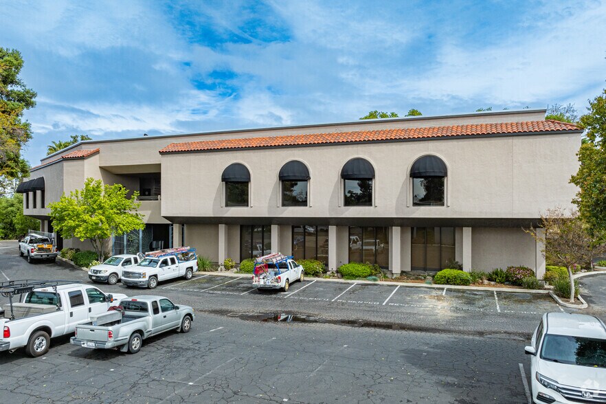 3120-3132 W Main St, Visalia, CA à louer - Photo de l’immeuble – Image 2 sur 7
