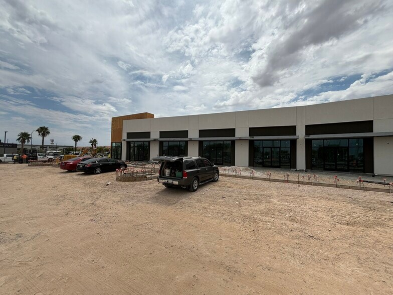 Warm Springs & Tenaya W-SWC, Las Vegas, NV à louer - Photo de l’immeuble – Image 3 sur 4