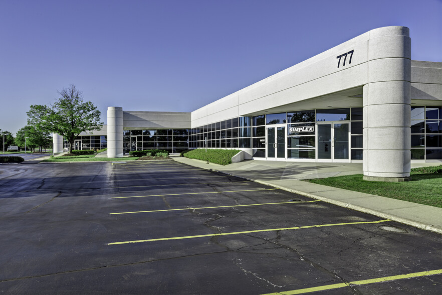 777 Oakmont Ln, Westmont, IL à louer - Photo de l’immeuble – Image 2 sur 10
