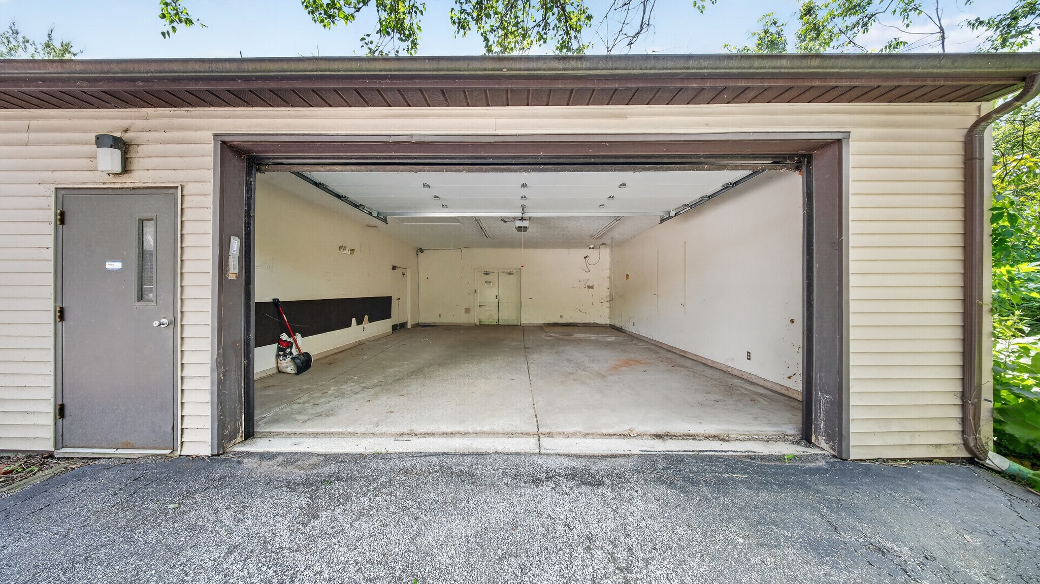29369 Lorain Rd, North Olmsted, OH à vendre Photo de l’immeuble– Image 1 sur 36