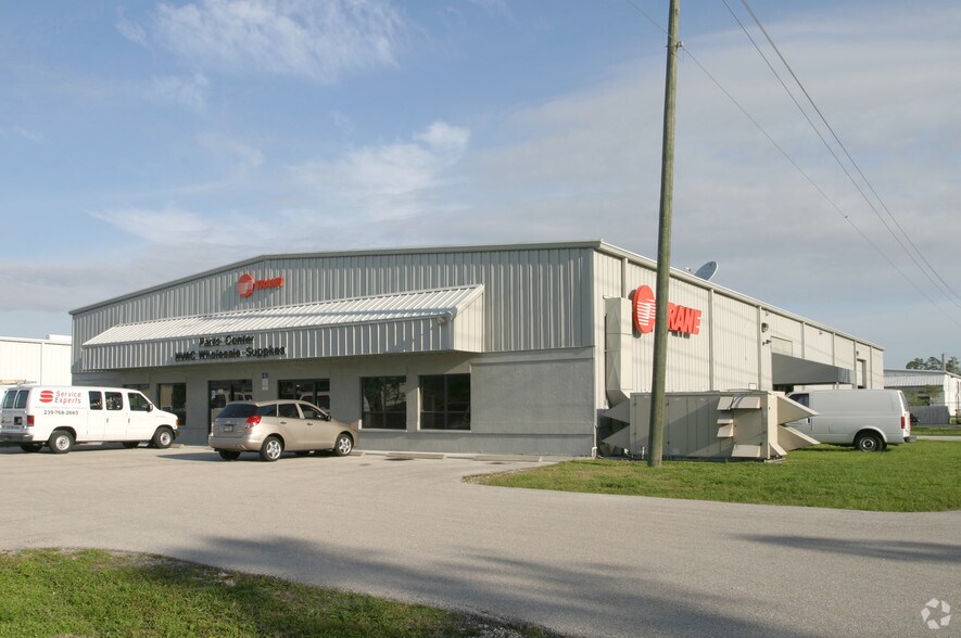 6461 Topaz Ct, Fort Myers, FL à louer - Photo de l’immeuble – Image 2 sur 4