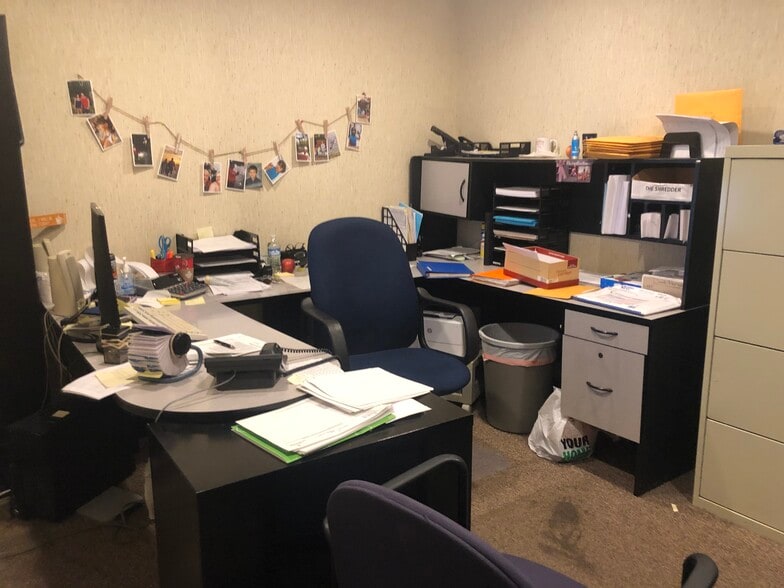 18735 Ecorse Rd, Allen Park, MI à louer - Photo intérieure – Image 2 sur 63