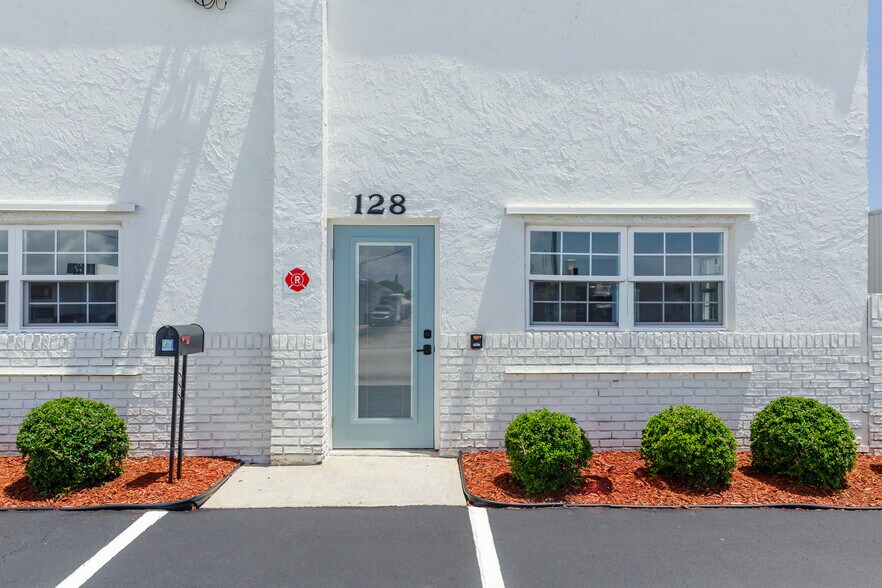 128 Tomahawk Dr, Indian Harbour Beach, FL à vendre - Photo de l’immeuble – Image 2 sur 59