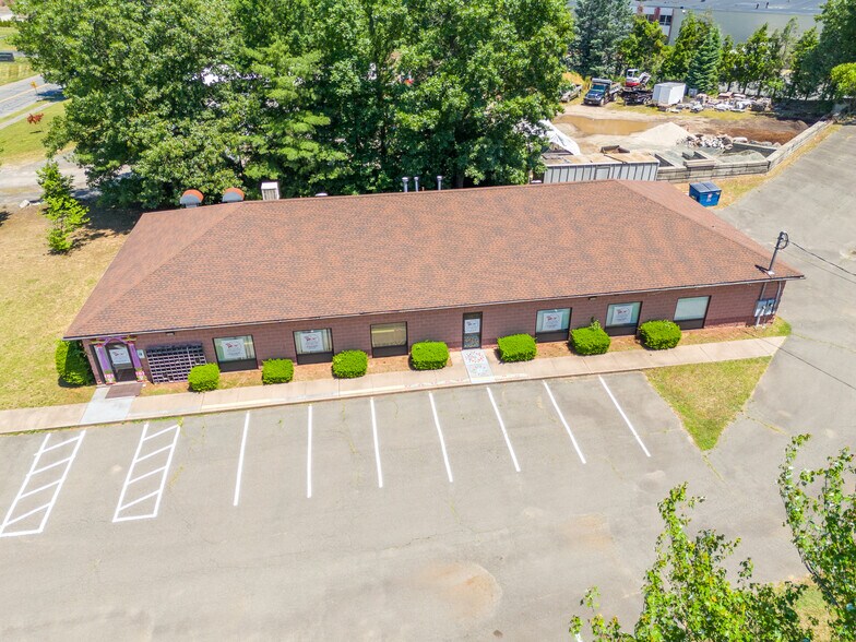 605 Silver St, Agawam, MA à vendre - Photo de l’immeuble – Image 1 sur 29