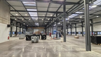 Local d’activités dans Saint-Priest à louer Photo de l’immeuble– Image 2 sur 12