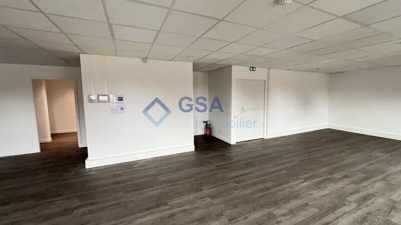 Bureau dans Évry-Courcouronnes à louer - Photo de l’immeuble – Image 3 sur 10