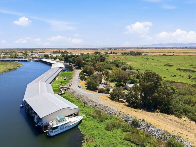 3215 W Willow Rd, Bethel Island, CA à vendre - Photo de l’immeuble – Image 2 sur 2
