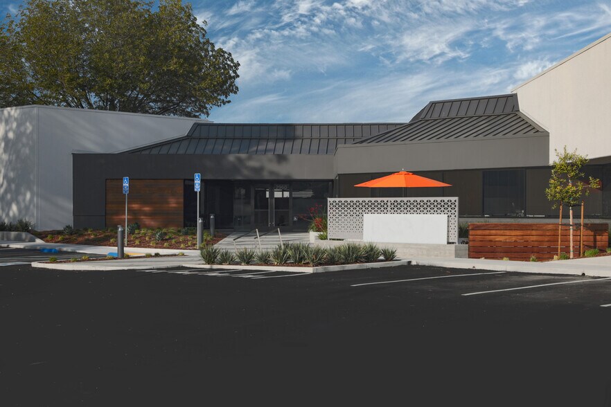 51-61 Daggett Dr, San Jose, CA à louer - Photo de l’immeuble – Image 1 sur 7