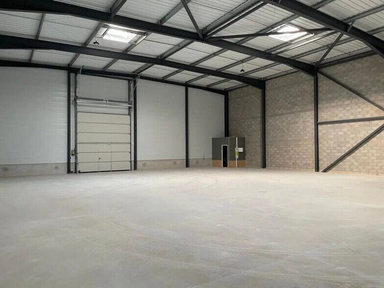 Industriel/Logistique dans Signes à louer - Photo intérieure – Image 2 sur 4