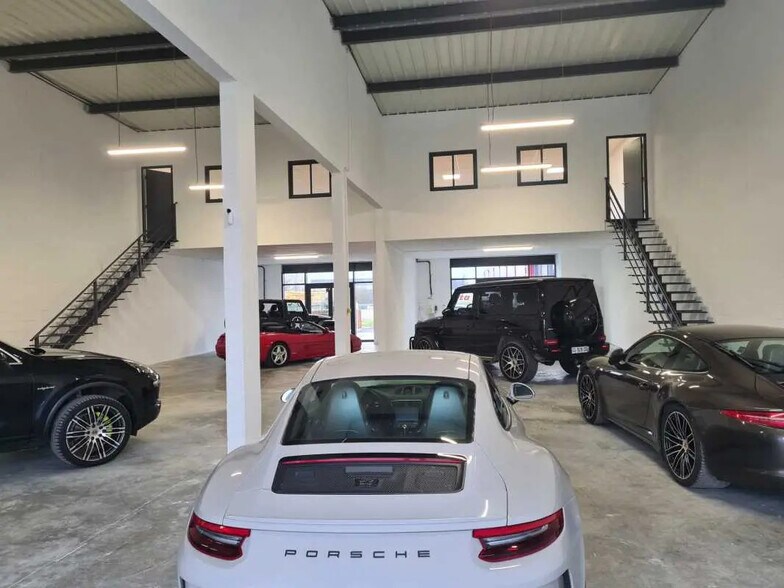 Local d’activités dans SAINT-JEAN-D'ILLAC à louer - Photo de l’immeuble – Image 2 sur 7