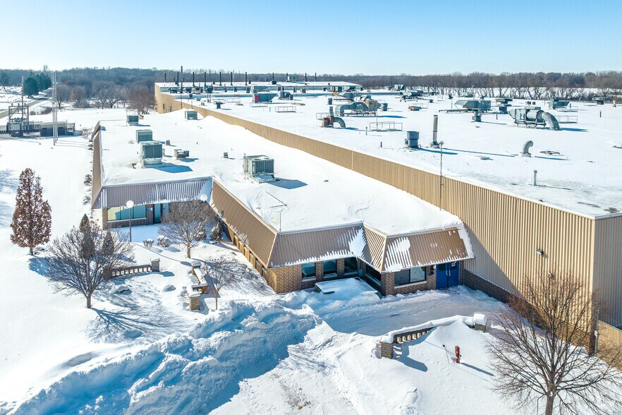 700 Luicks Ln S, Belmond, IA à louer - Photo de l’immeuble – Image 1 sur 9