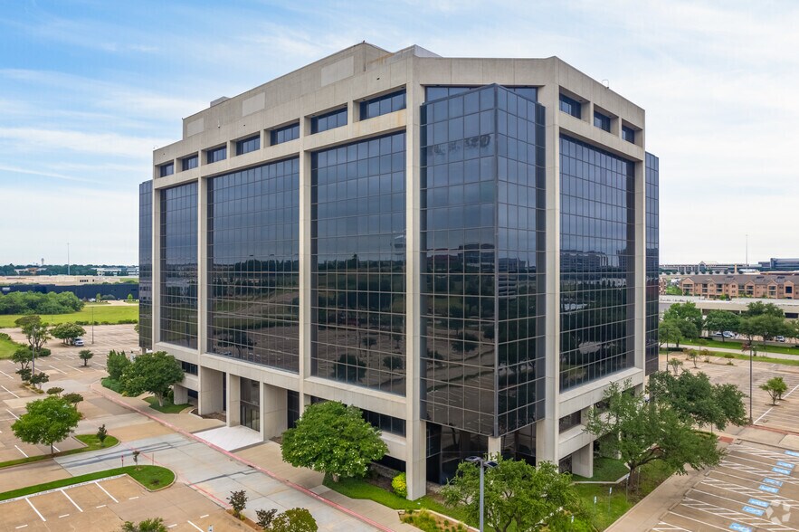5615 Highpoint Dr, Irving, TX à louer - Photo de l’immeuble – Image 1 sur 21