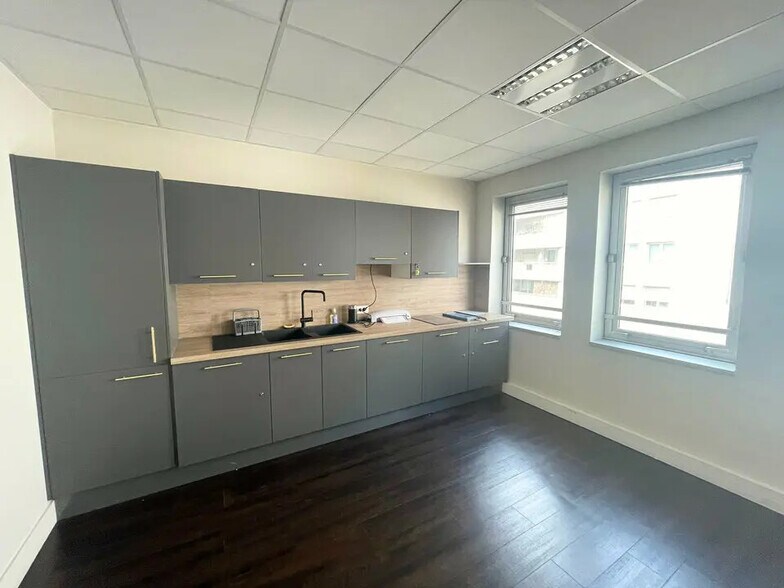 Bureau dans Villeurbanne à louer - Photo de l’immeuble – Image 2 sur 4