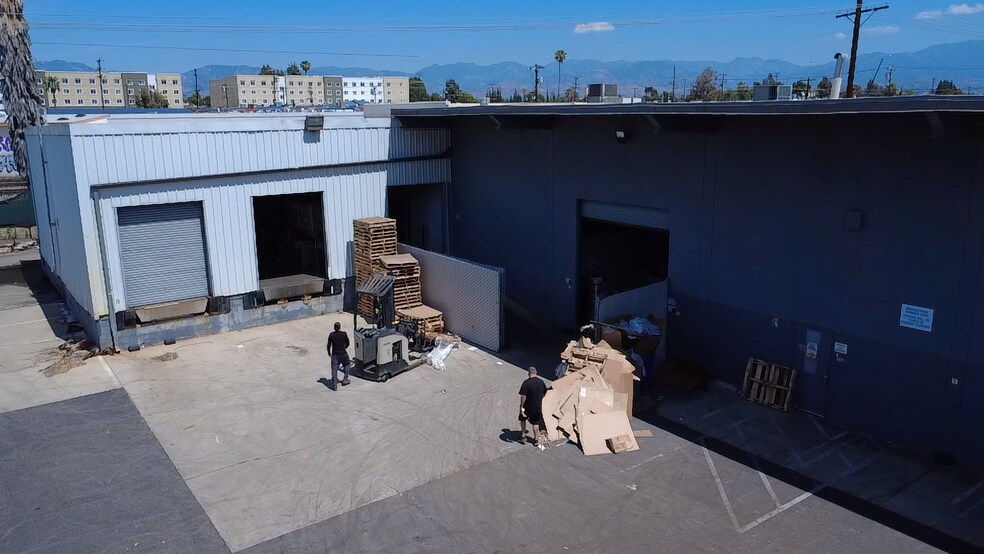 7535 Woodman Pl, Van Nuys, CA à louer - Photo de l’immeuble – Image 3 sur 27