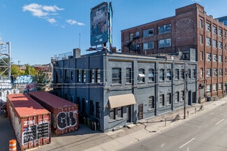 Plus de détails pour 2480 Dundas St W, Toronto, ON - Logement à vendre