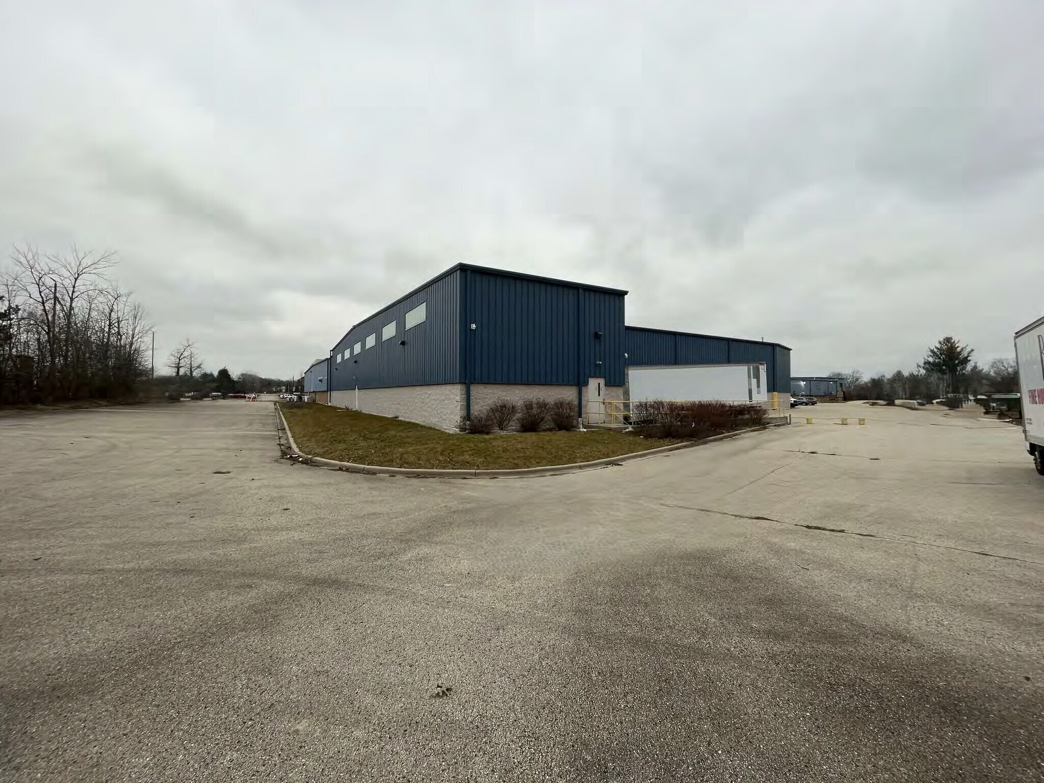 2025 W Southbranch Blvd, Oak Creek, WI à vendre Photo de l’immeuble– Image 1 sur 6