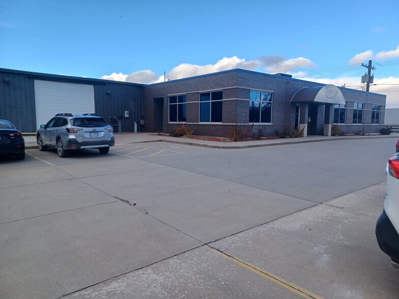 883 Shaver Rd NE, Cedar Rapids, IA à louer - Photo de l’immeuble – Image 2 sur 66