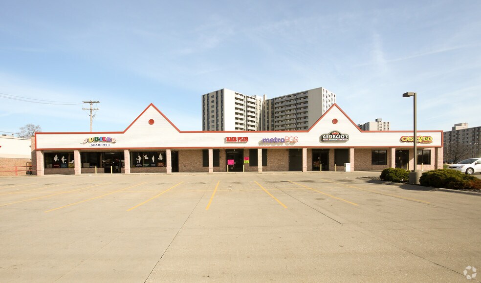 15609-15785 Lakeshore Blvd, Cleveland, OH à louer - Photo de l’immeuble – Image 1 sur 6