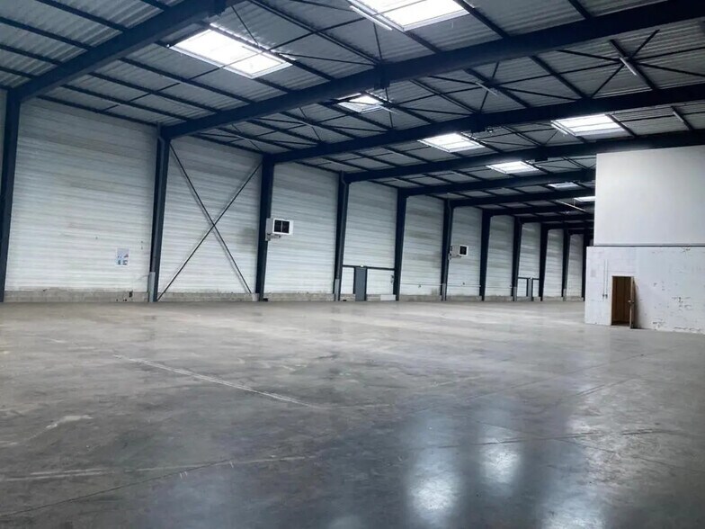 Bureau dans Décines-Charpieu à louer - Photo de l’immeuble – Image 3 sur 18