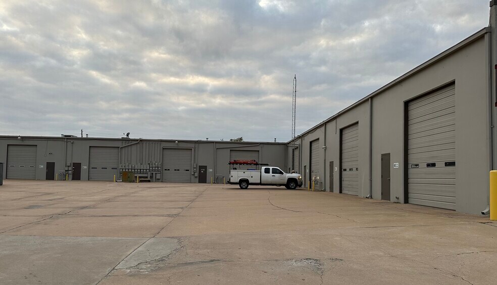 10404 E 55th Pl, Tulsa, OK à louer - Photo de l’immeuble – Image 2 sur 7