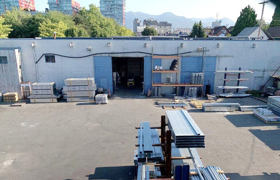 560 Raymur Ave, Vancouver, BC à louer - Photo de l’immeuble – Image 3 sur 4