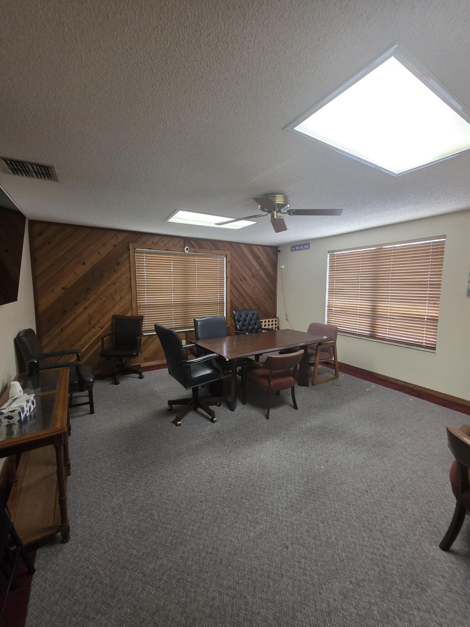 7510 Ridge Rd, Port Richey, FL à louer Photo de l’immeuble– Image 1 sur 14