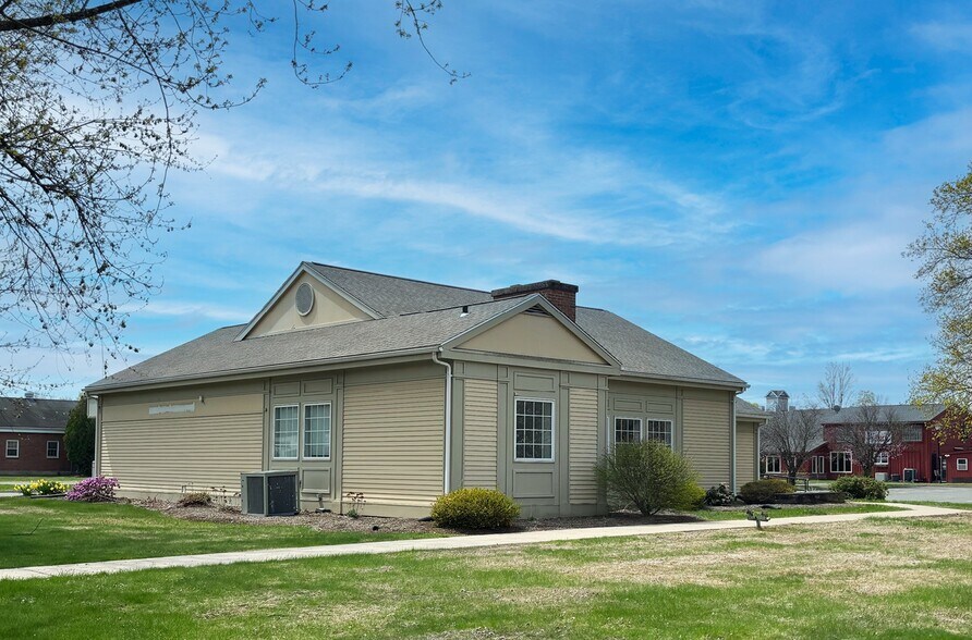 25 E Granby Rd, Granby, CT à louer - Photo de l’immeuble – Image 2 sur 6