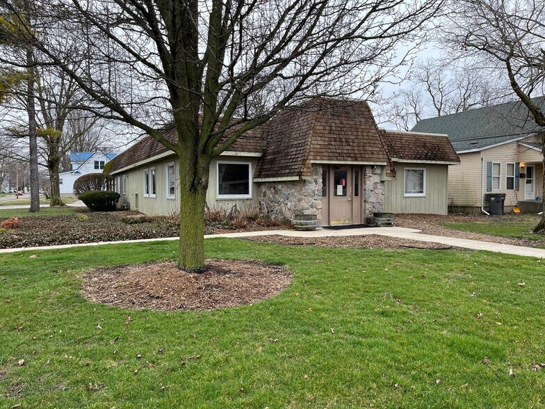 357 N Nappanee St, Nappanee, IN à vendre - Photo de l’immeuble – Image 1 sur 13