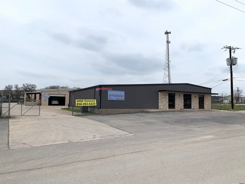 124 Industrial Dr, Boerne, TX à louer - Photo de l’immeuble – Image 2 sur 16