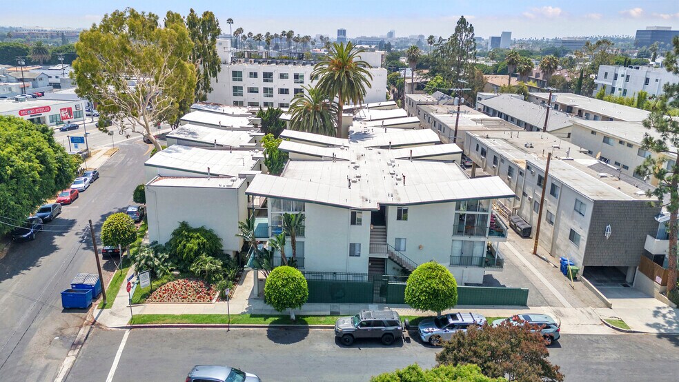 1353 S Carmelina Ave, Los Angeles, CA à vendre - Photo de l’immeuble – Image 3 sur 10