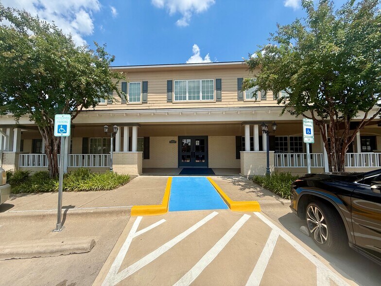 2421 Ira E Woods Ave, Grapevine, TX à vendre - Photo de l’immeuble – Image 2 sur 9