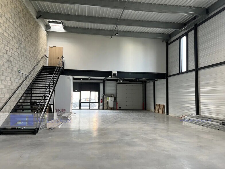 Local d’activités dans Éragny à louer - Photo intérieure – Image 2 sur 59