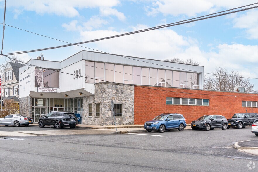 309 Main St, Islip, NY à louer - Photo de l’immeuble – Image 3 sur 9