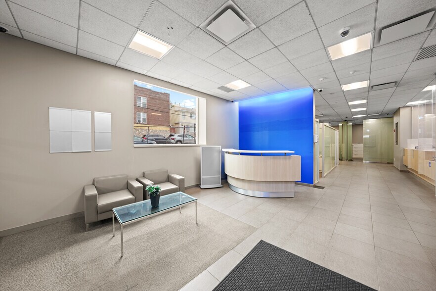 7809 Metropolitan Ave, Middle Village, NY à louer - Photo de l’immeuble – Image 3 sur 16