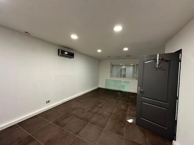 Industriel/Logistique dans Roquebrune-sur-Argens à vendre - Photo de l’immeuble – Image 3 sur 7