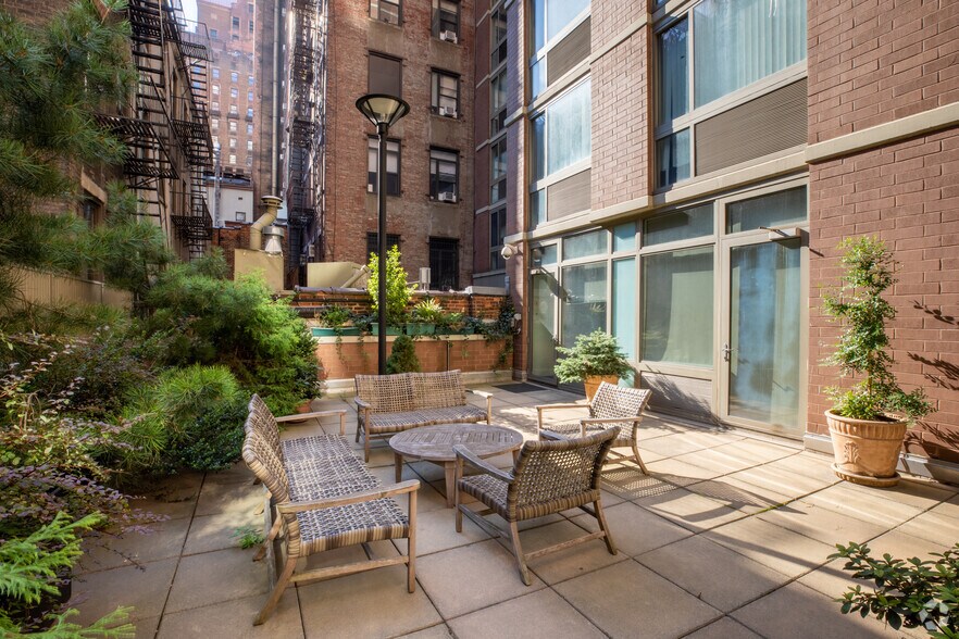 121 E 23rd St, New York, NY à louer - Photo de l’immeuble – Image 2 sur 12