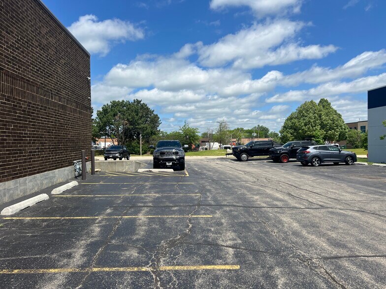 1371-1375 Wilhelm Rd, Mundelein, IL à louer - Photo de l’immeuble – Image 3 sur 21