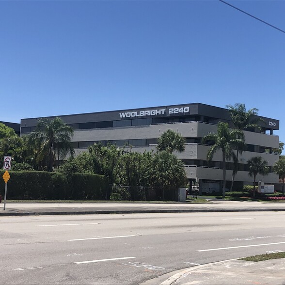 2240 W Woolbright Rd, Boynton Beach, FL à louer - Photo de l’immeuble – Image 1 sur 5